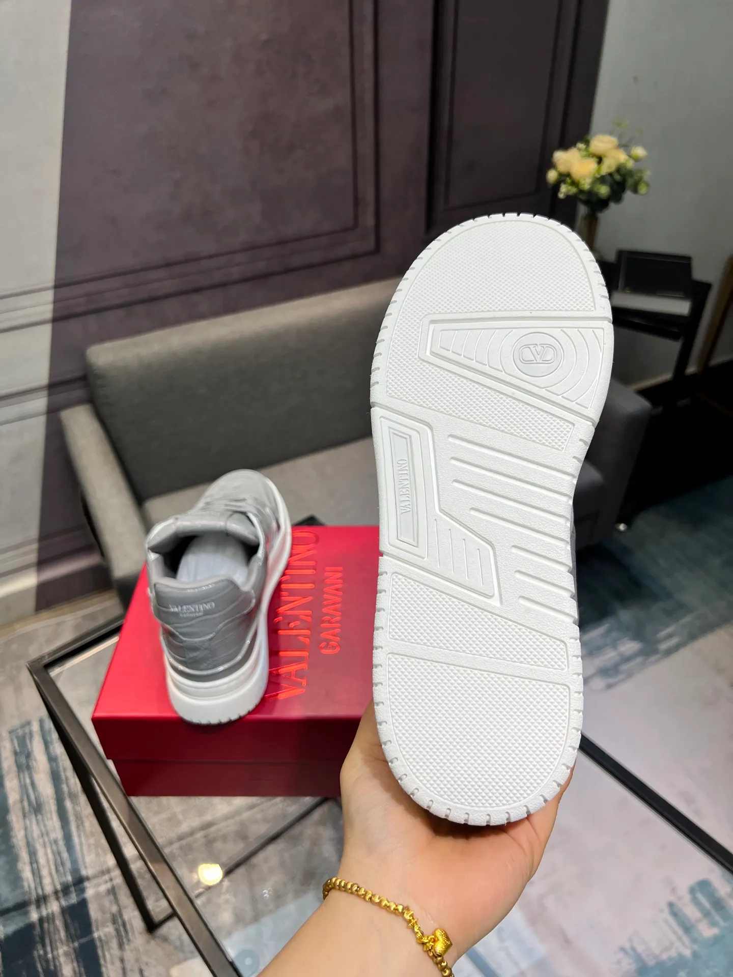 Men's Men's Shoes 💰660 Valentino 2023 early autumn new star shoes are now online! Wang Hedi and Ren Jialun have been worn by many celebrities. Who can refuse the same couple shoes as Wang Hedi! The design of Stars Stab My Heart is cool and spicy. The material of the shoes is cowhide, and every color is beautiful! Size 35-40, men’s size 39-44 (women’s 41, men’s 38, 45🉑️customized)